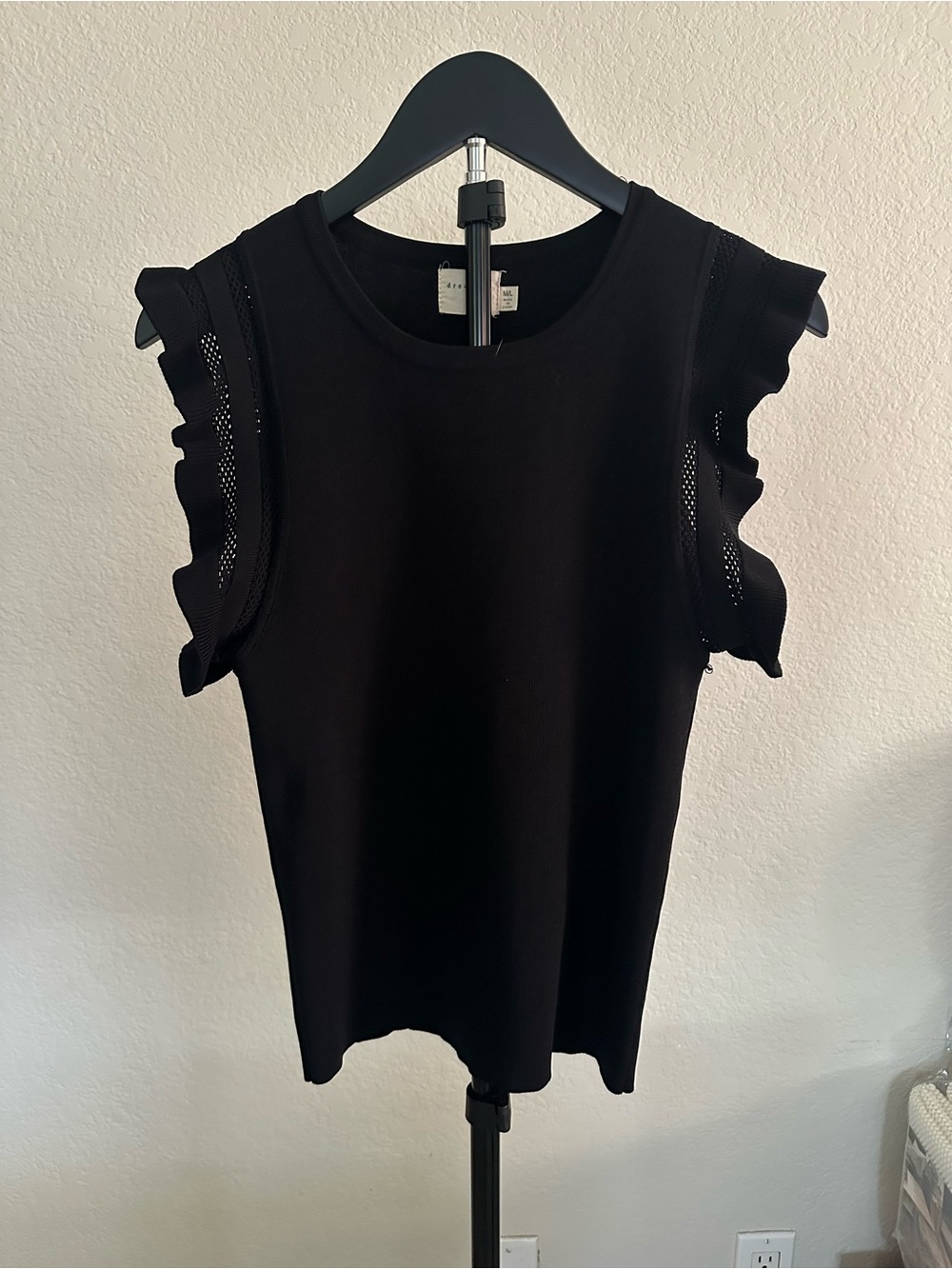 Dreamers by Debut Women’s Black Ruffle Sleeve Knit Tank Top Size M/L